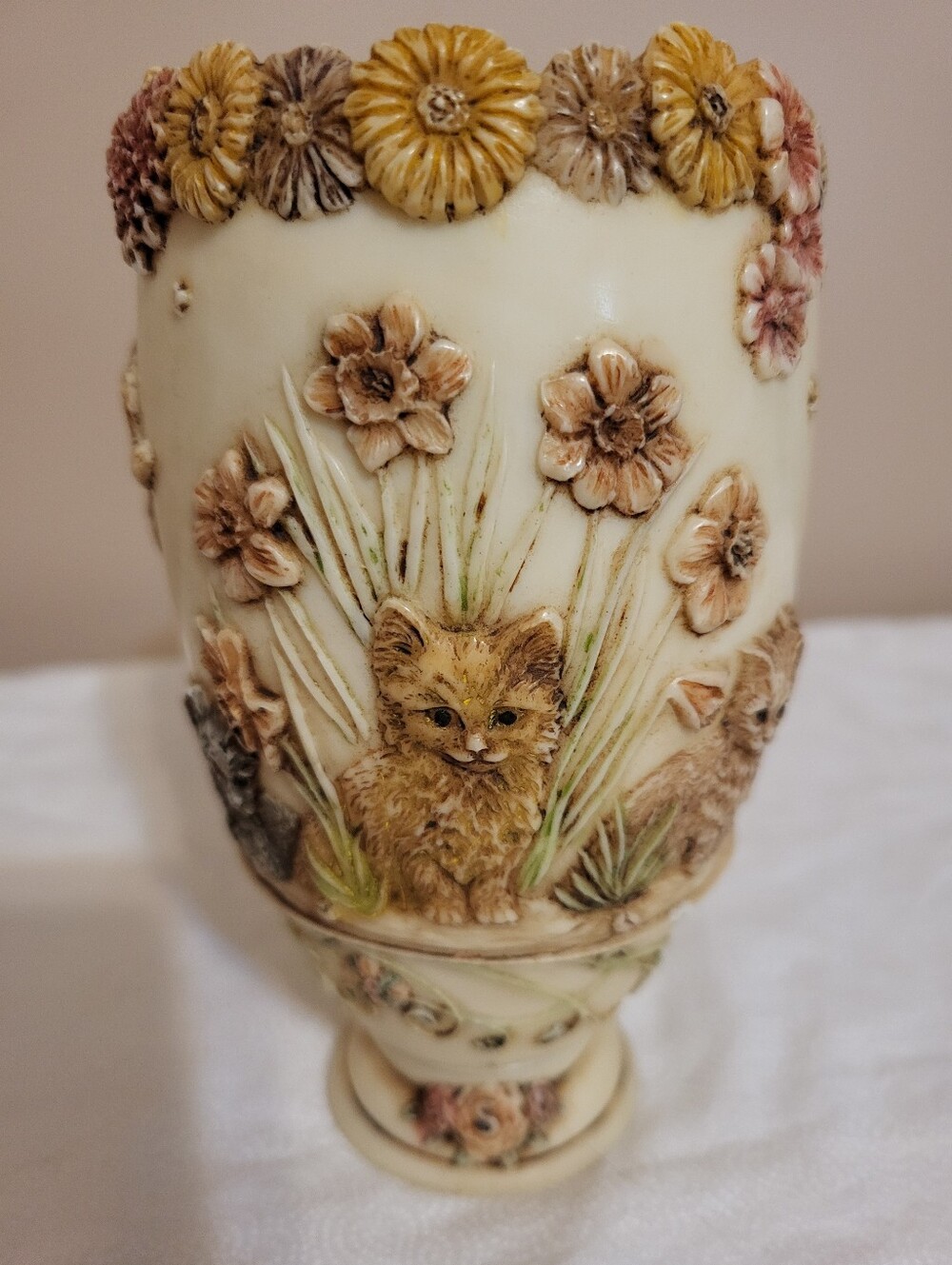 Jardinia Gorgeous 5.75 x 3 In. Ivory Ceramic Resin Floral Kitten Decorative Vase